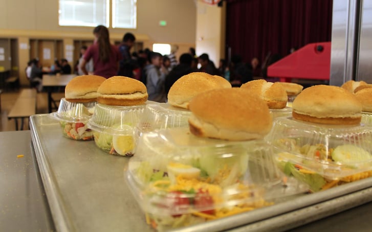 Cerca de 100 escuelas chárter ofrecen almuerzos gratuitos para los niños